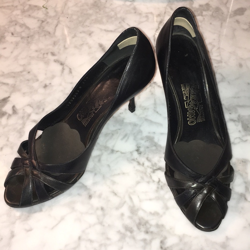 Stunning black & olive detail Ferragamo heel